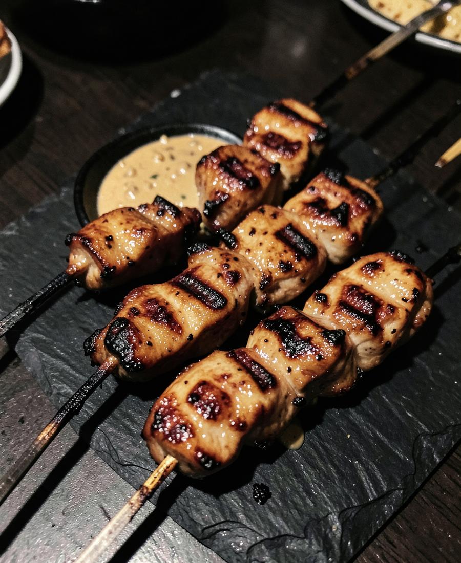 Grillade kycklingspett med jordnötssås